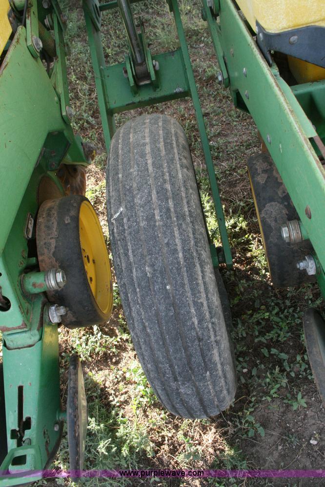 image for item C3574 1998 John Deere 7200 planter