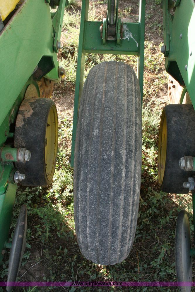 image for item C3574 1998 John Deere 7200 planter
