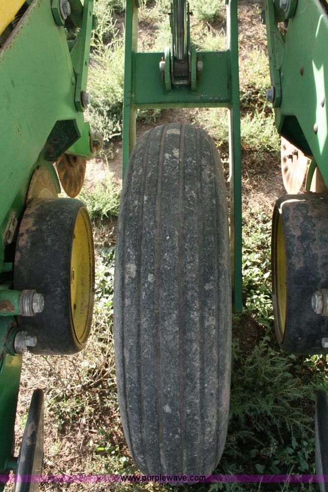 image for item C3574 1998 John Deere 7200 planter