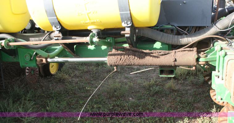 image for item C3574 1998 John Deere 7200 planter