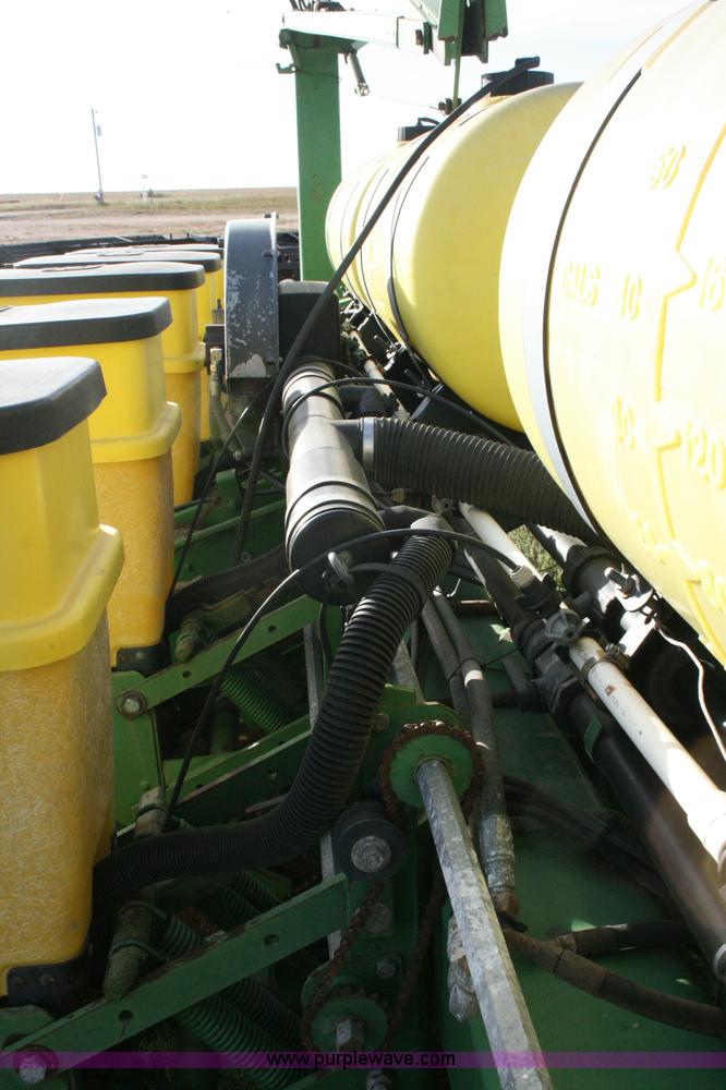 image for item C3574 1998 John Deere 7200 planter
