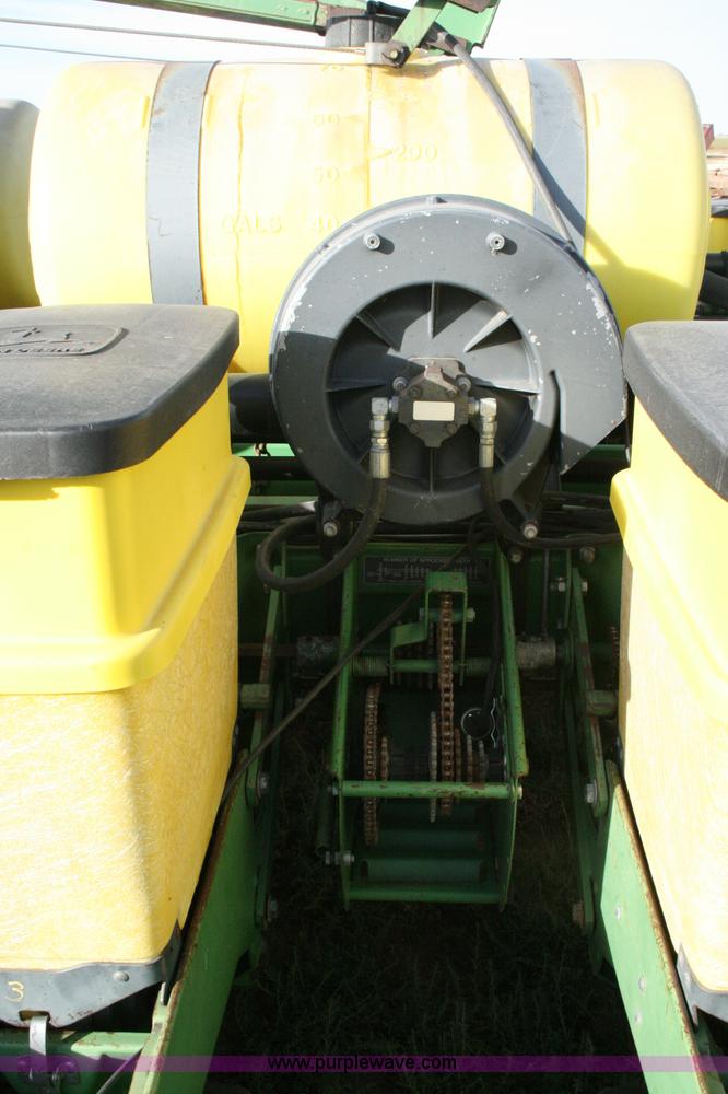 image for item C3574 1998 John Deere 7200 planter