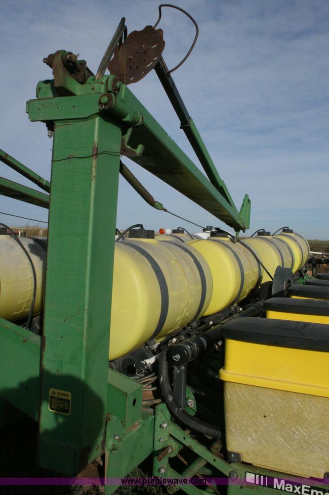 image for item C3574 1998 John Deere 7200 planter