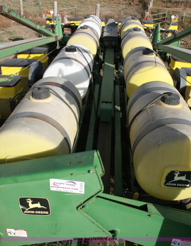 image for item C3574 1998 John Deere 7200 planter