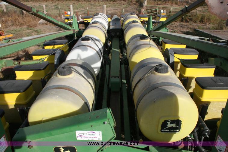 image for item C3574 1998 John Deere 7200 planter