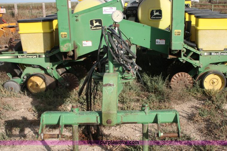 image for item C3574 1998 John Deere 7200 planter