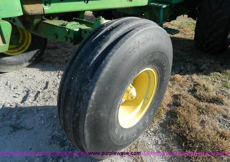 image for item D4477 1982 John Deere 4640 tractor