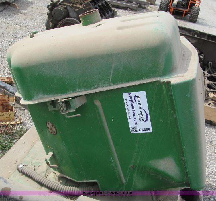 image for item E5559 John Deere 4850 fuel tank and air cleaner stack