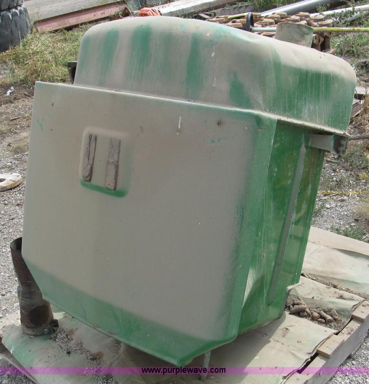 image for item E5559 John Deere 4850 fuel tank and air cleaner stack