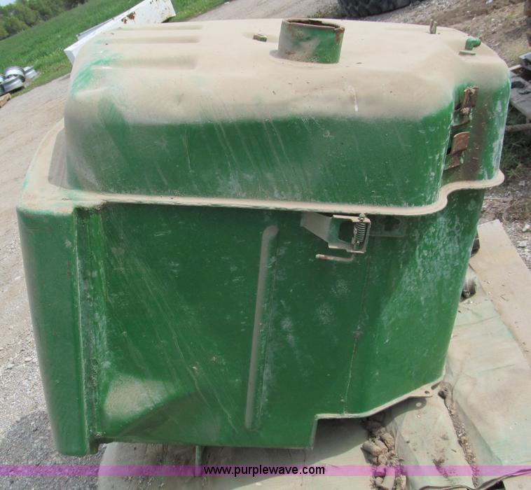 image for item E5559 John Deere 4850 fuel tank and air cleaner stack