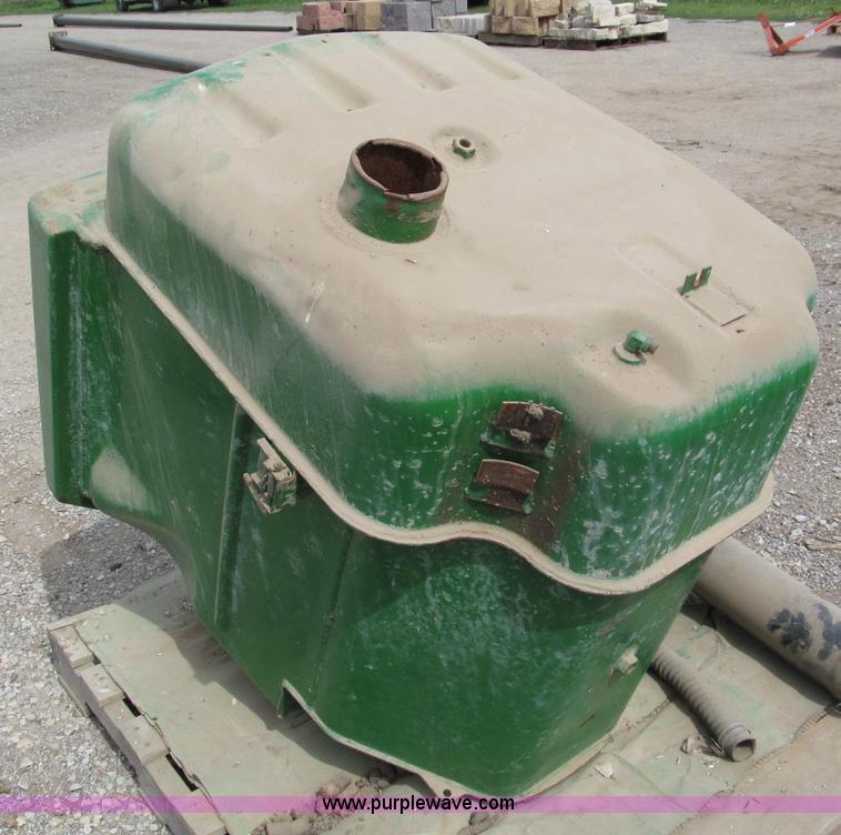 image for item E5559 John Deere 4850 fuel tank and air cleaner stack
