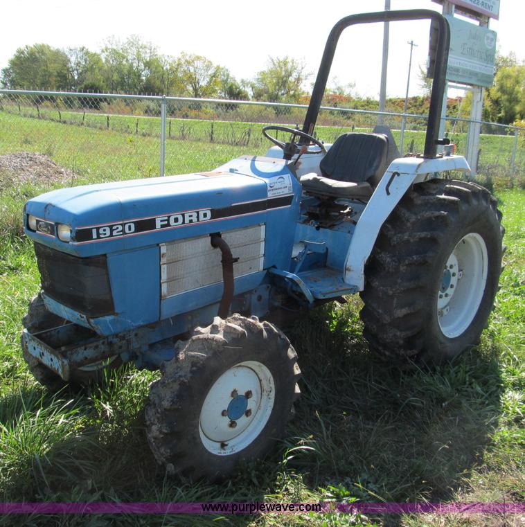 image for item E5576 1991 Ford 1920 MFWD tractor