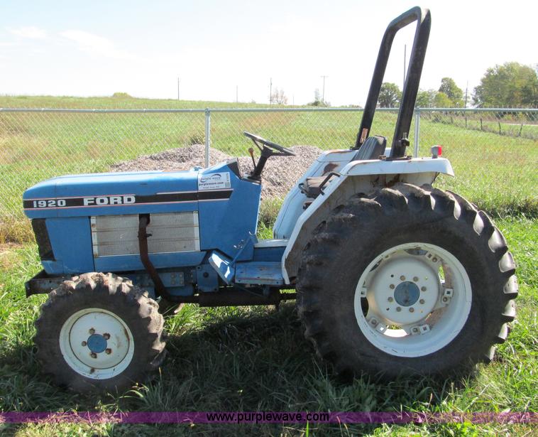 image for item E5576 1991 Ford 1920 MFWD tractor