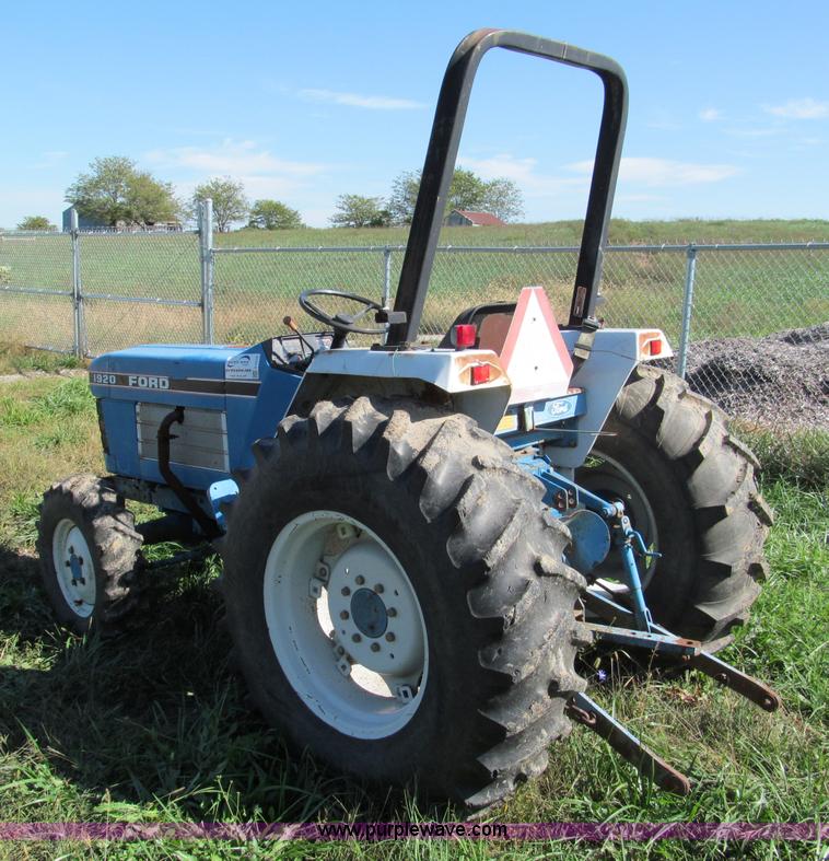 image for item E5576 1991 Ford 1920 MFWD tractor