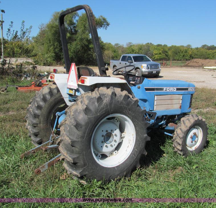 image for item E5576 1991 Ford 1920 MFWD tractor