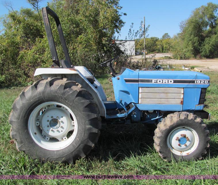 image for item E5576 1991 Ford 1920 MFWD tractor