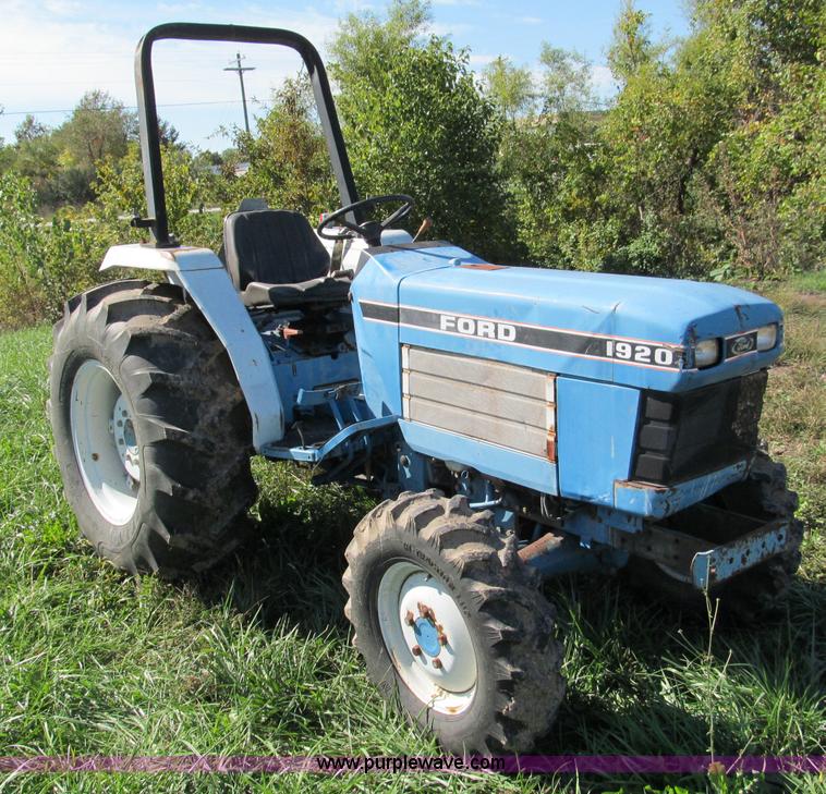 image for item E5576 1991 Ford 1920 MFWD tractor