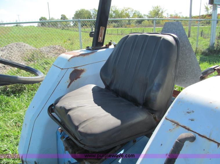 image for item E5576 1991 Ford 1920 MFWD tractor