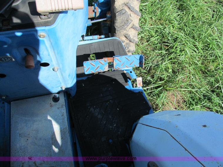 image for item E5576 1991 Ford 1920 MFWD tractor