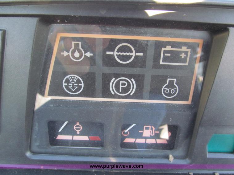 image for item E5576 1991 Ford 1920 MFWD tractor