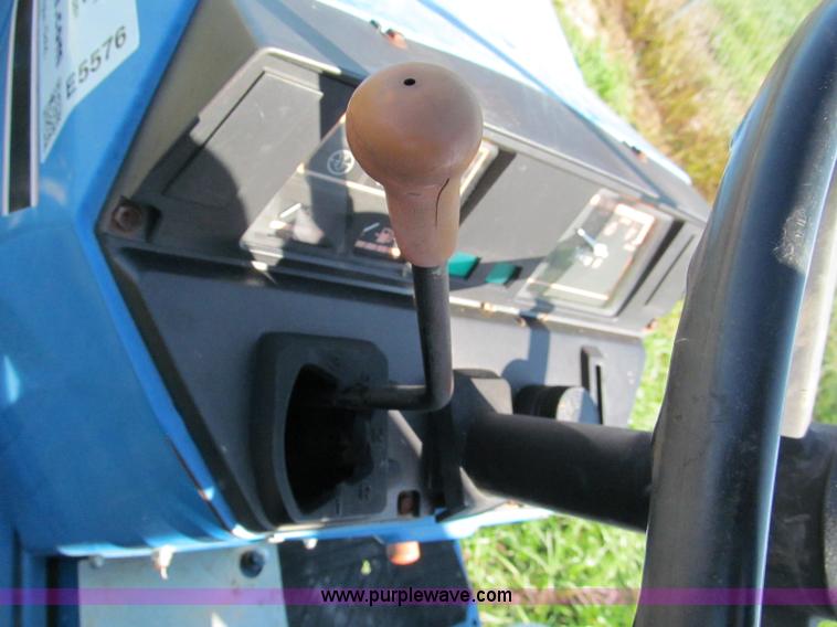 image for item E5576 1991 Ford 1920 MFWD tractor