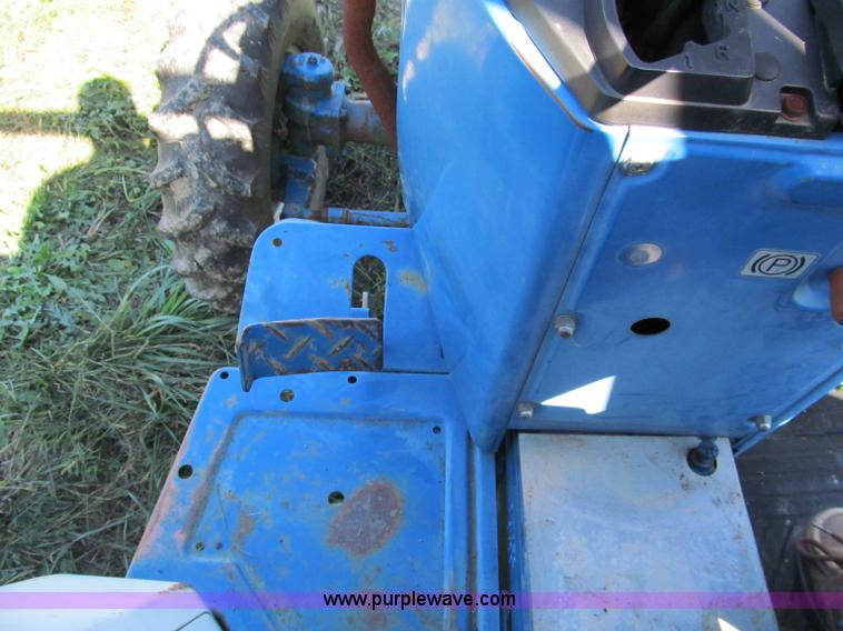 image for item E5576 1991 Ford 1920 MFWD tractor