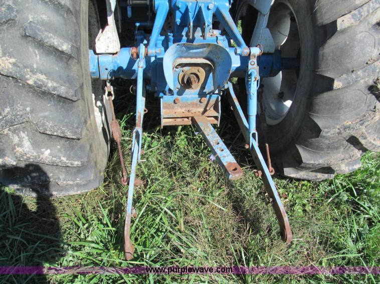 image for item E5576 1991 Ford 1920 MFWD tractor