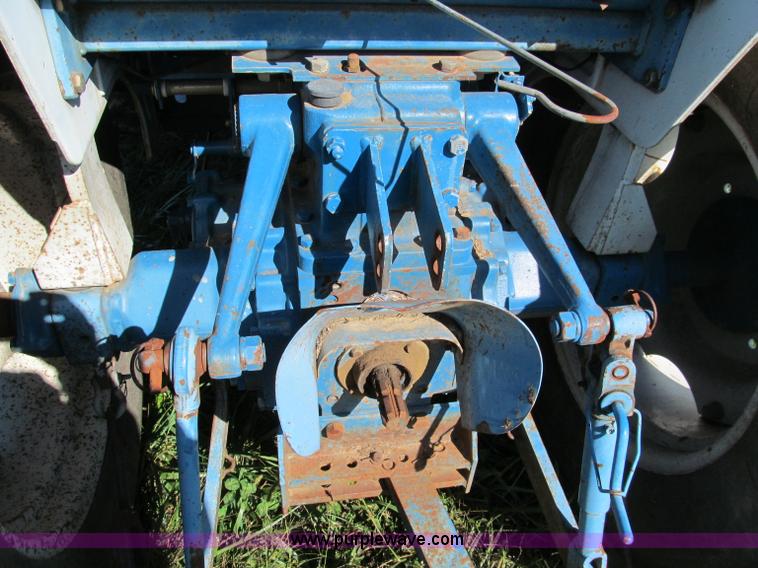 image for item E5576 1991 Ford 1920 MFWD tractor