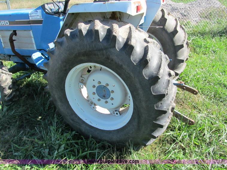 image for item E5576 1991 Ford 1920 MFWD tractor
