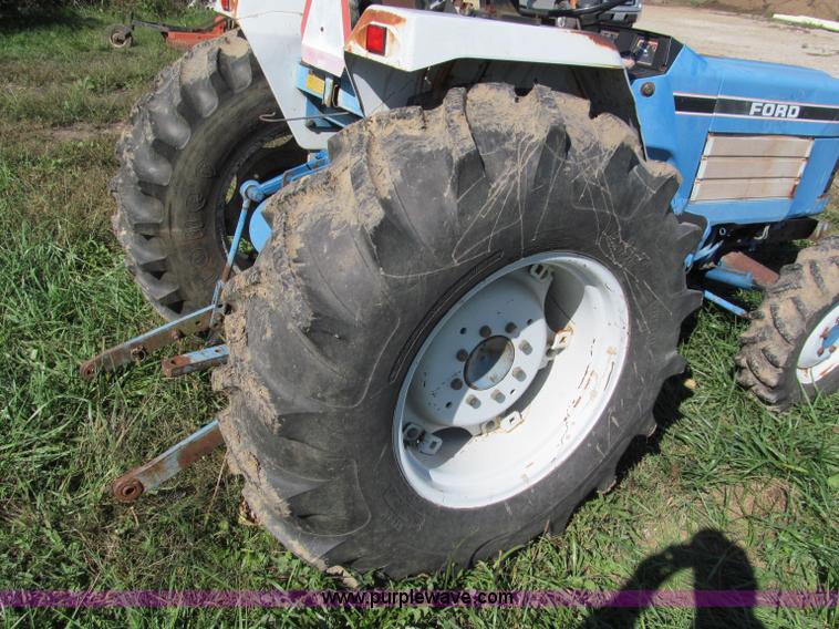 image for item E5576 1991 Ford 1920 MFWD tractor