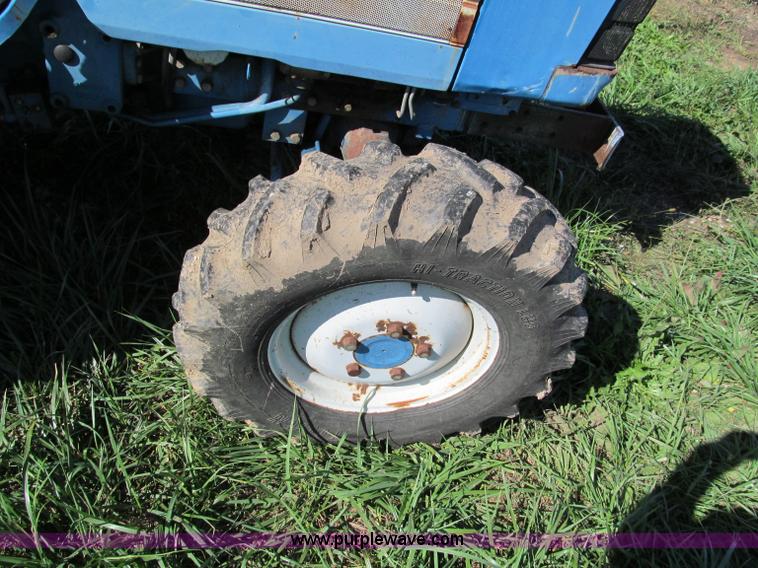 image for item E5576 1991 Ford 1920 MFWD tractor