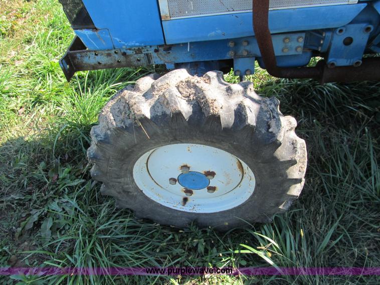 image for item E5576 1991 Ford 1920 MFWD tractor