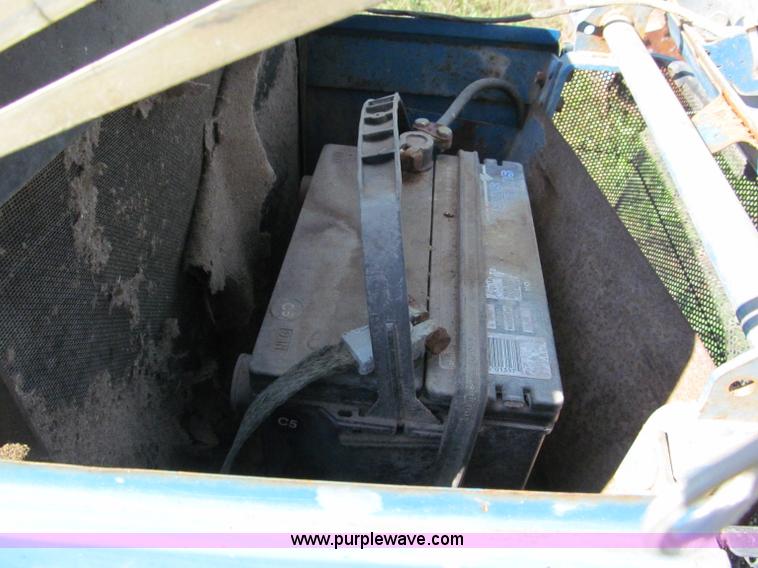 image for item E5576 1991 Ford 1920 MFWD tractor