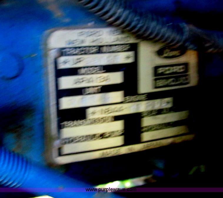 image for item E5576 1991 Ford 1920 MFWD tractor