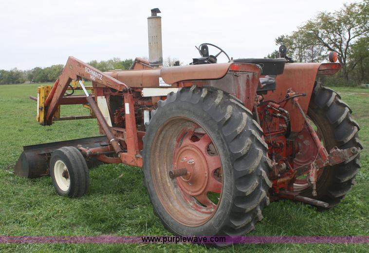 image for item F2686 1975 International 666 tractor