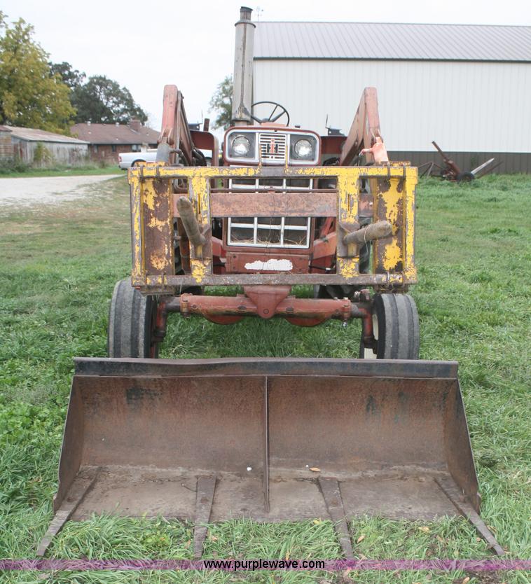 image for item F2686 1975 International 666 tractor