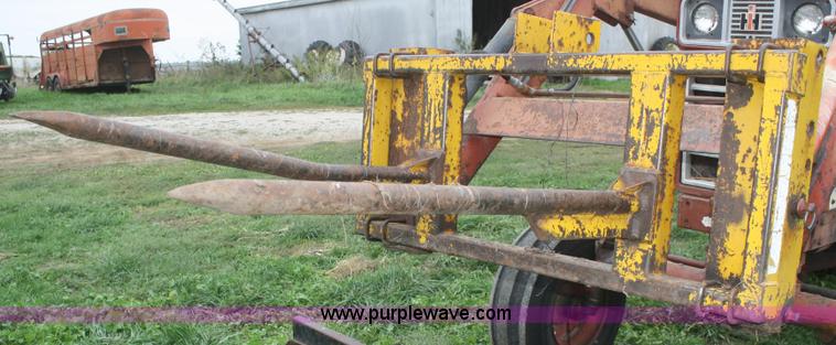 image for item F2686 1975 International 666 tractor