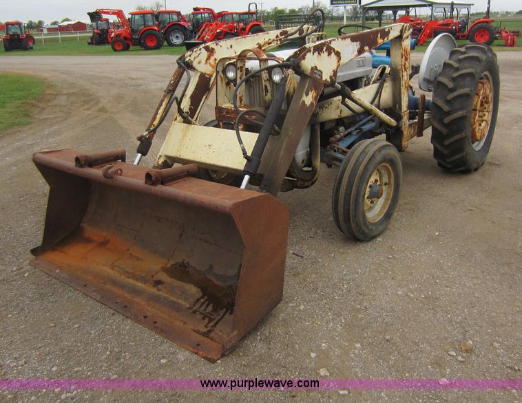 image for item F6536 Ford 2000 tractor