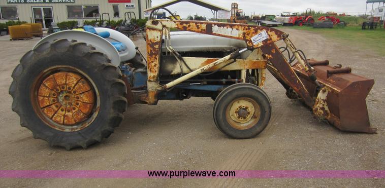 image for item F6536 Ford 2000 tractor