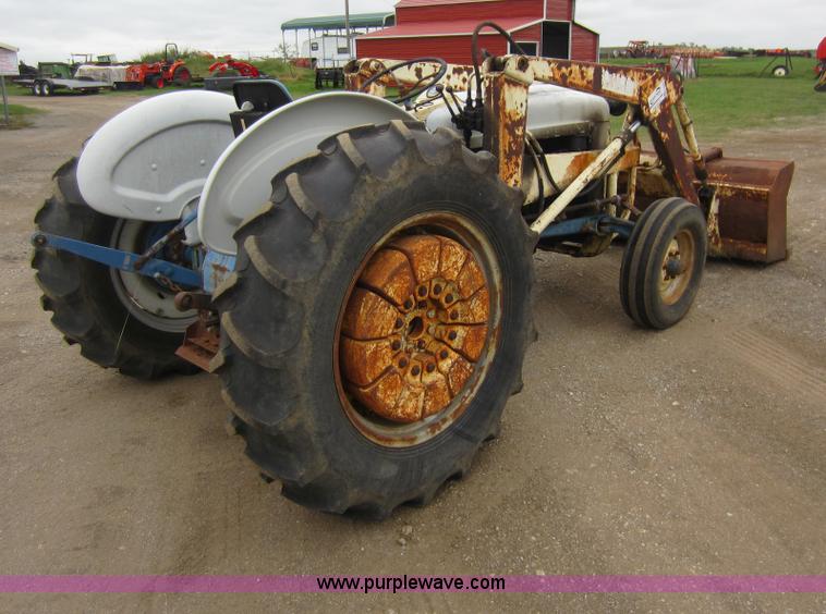 image for item F6536 Ford 2000 tractor