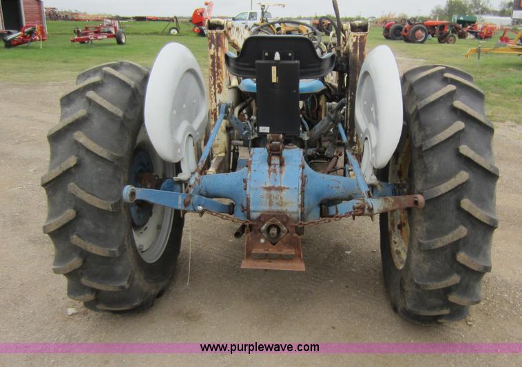 image for item F6536 Ford 2000 tractor