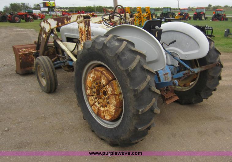 image for item F6536 Ford 2000 tractor