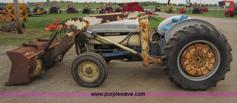 image for item F6536 Ford 2000 tractor