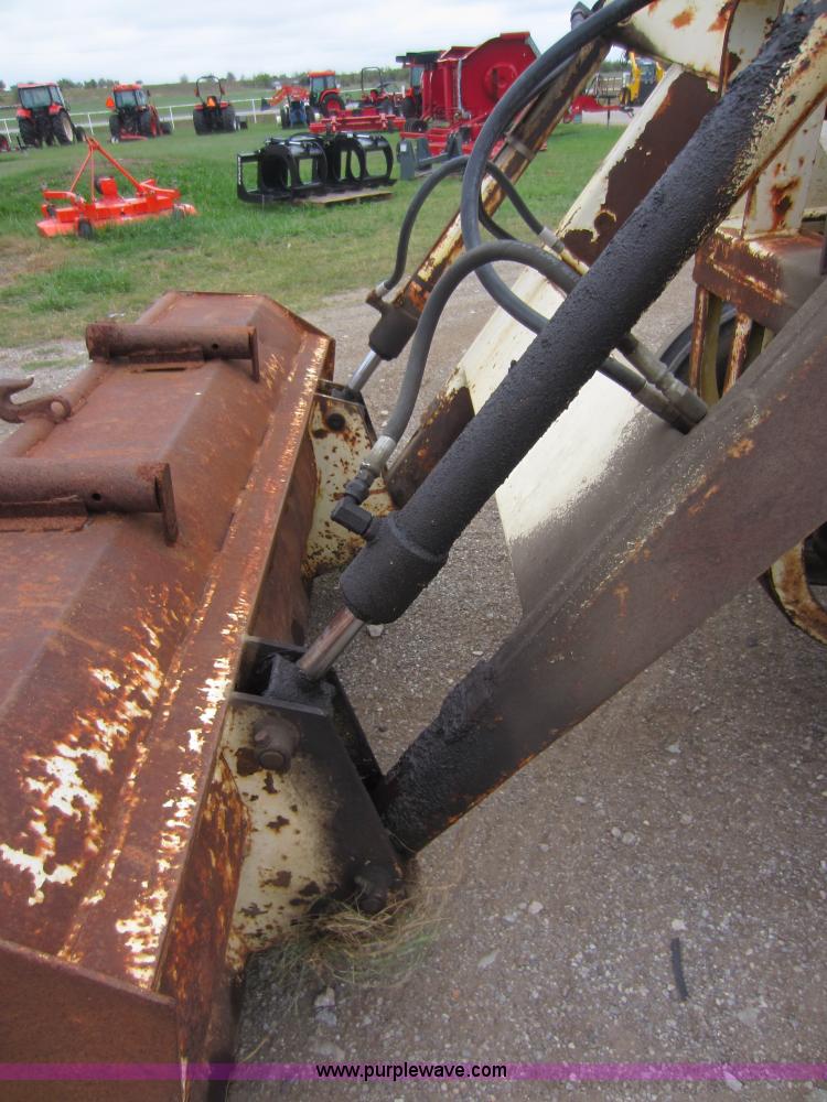 image for item F6536 Ford 2000 tractor