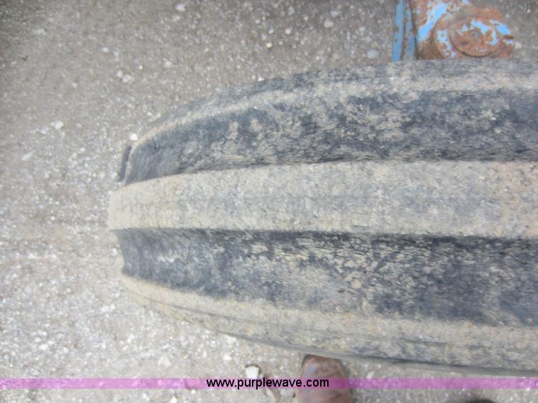 image for item F6536 Ford 2000 tractor