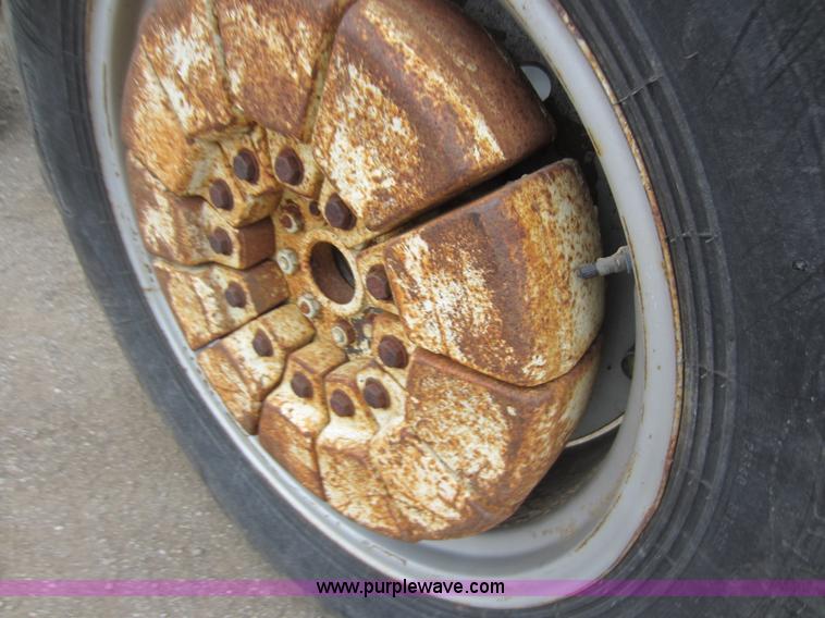 image for item F6536 Ford 2000 tractor