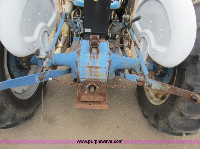 image for item F6536 Ford 2000 tractor
