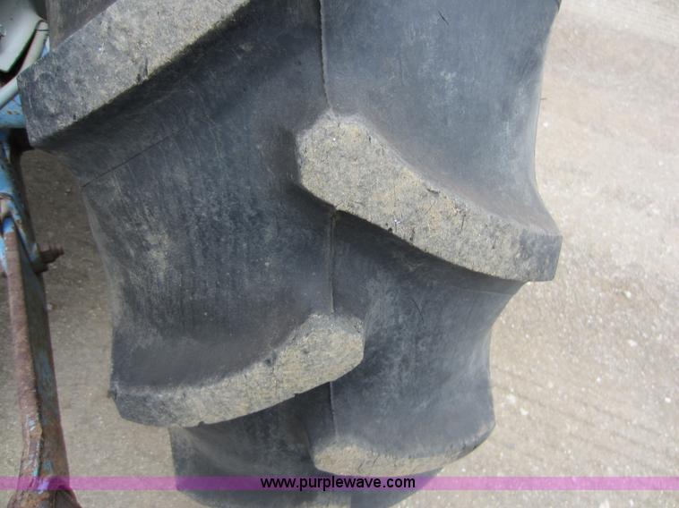 image for item F6536 Ford 2000 tractor