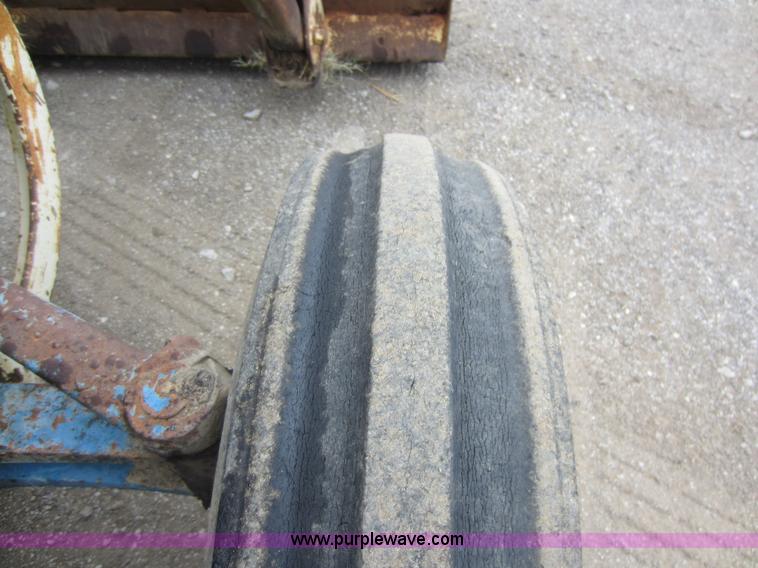 image for item F6536 Ford 2000 tractor