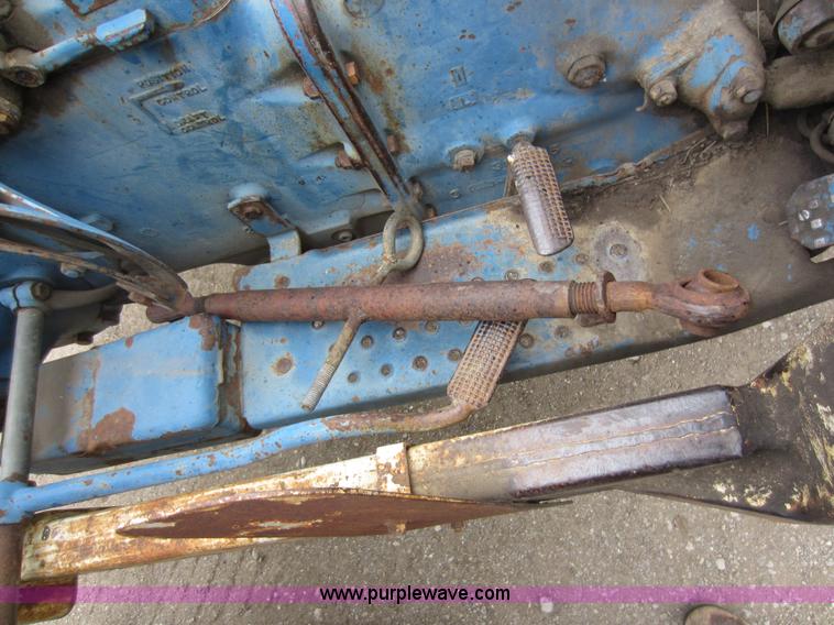 image for item F6536 Ford 2000 tractor
